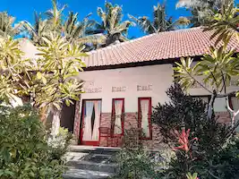 Klotok Homestay Nusa Penida dream beach hostel lembongan for budget travellers