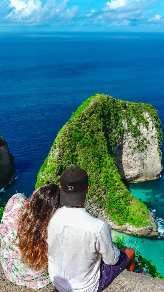 Toti and Ale enjoying the view in Nusa Penida Beach