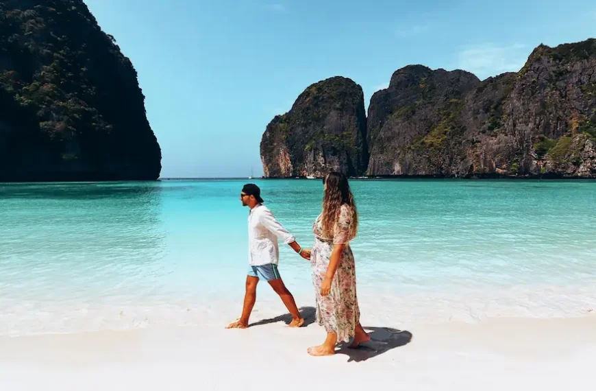 Visiting the incredible Maya Bay - Toti and Ale walking on the beach