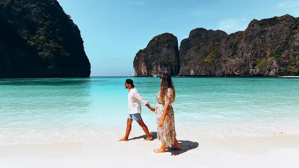 Visiting the incredible Maya Bay - Toti and Ale walking on the beach