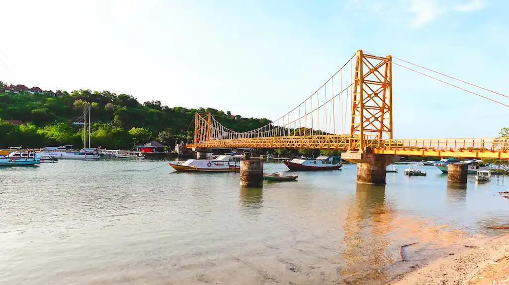 Famous yellow bridge conencting Nusa Lembongan with Nusa Ceningan | Things to do on Nusa Lembongan