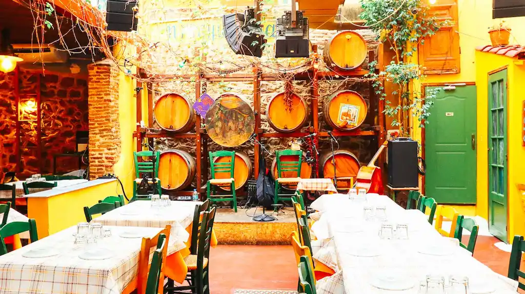 Athens traditional taverns with live music at night