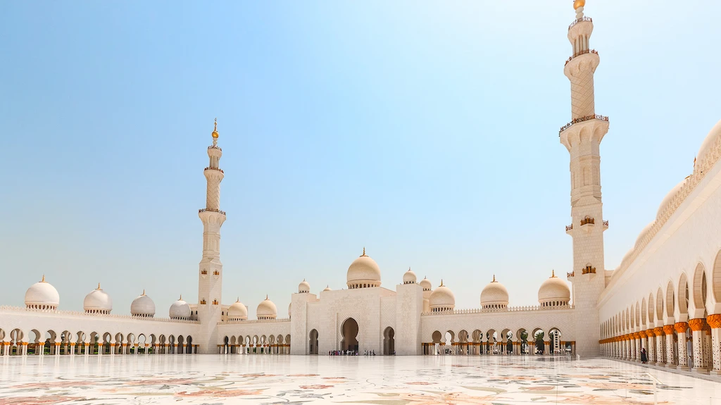 Abu Dhabi White Mosque wide angle photo