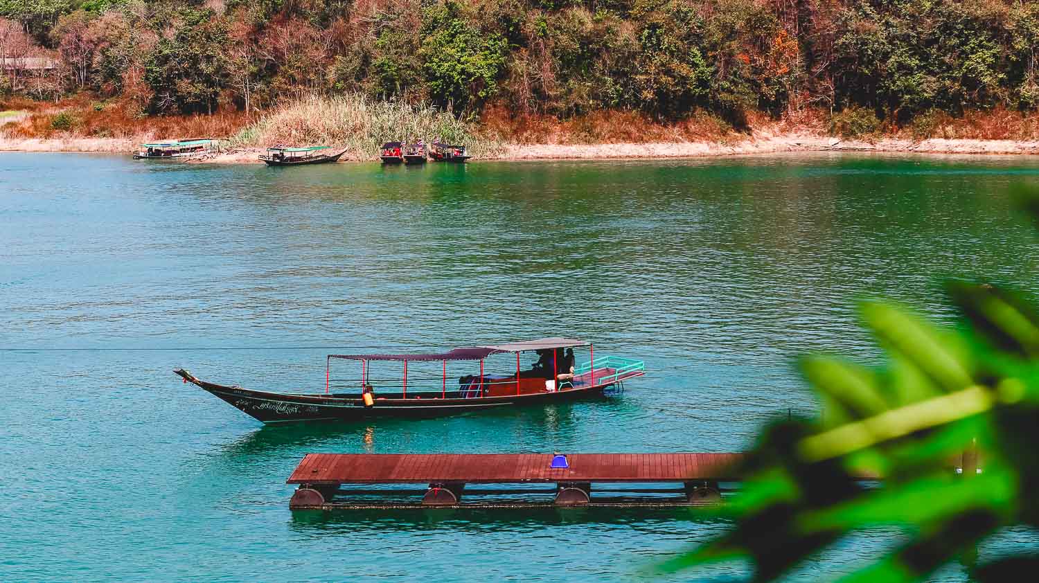 The view in Khao Sok National Park of the long tail boat | Where to stay in Khao Sok