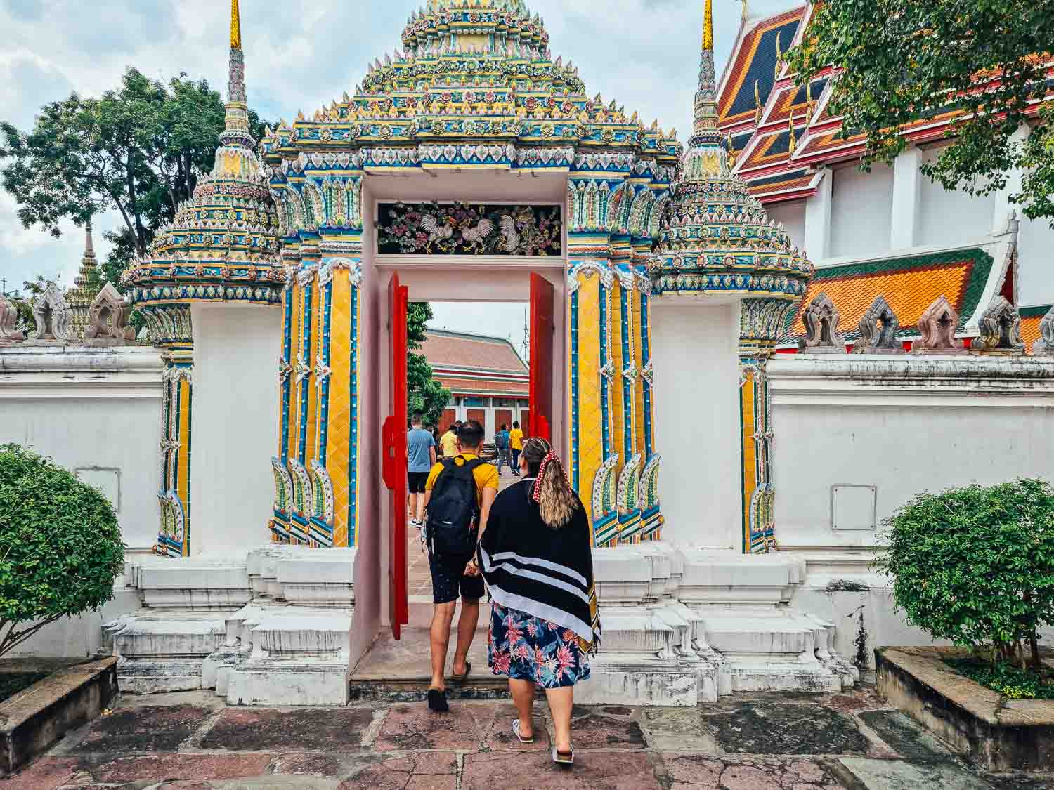 20221113 131630 Toti and Ale entering the Wat Pho temple in Bangkok
