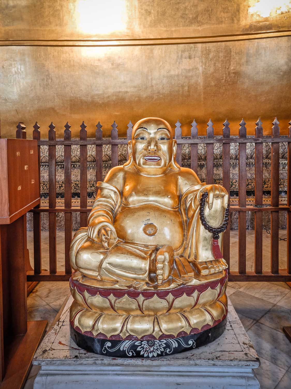 20221113 133027 Gold Buddha in Wat Pho Reclining Buddha statue room