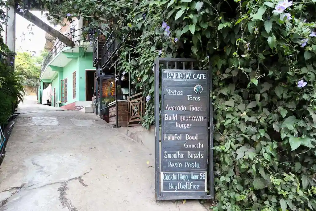 A cute cafe to chill in Ella town - Rainbow cafe