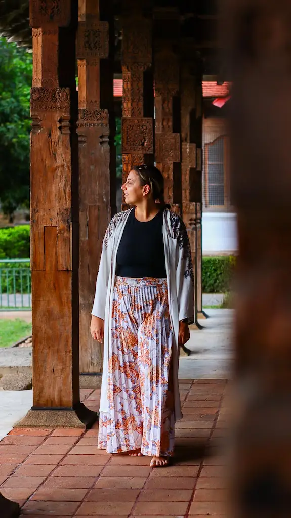 Ale walking around the columns in the tooth relic temple