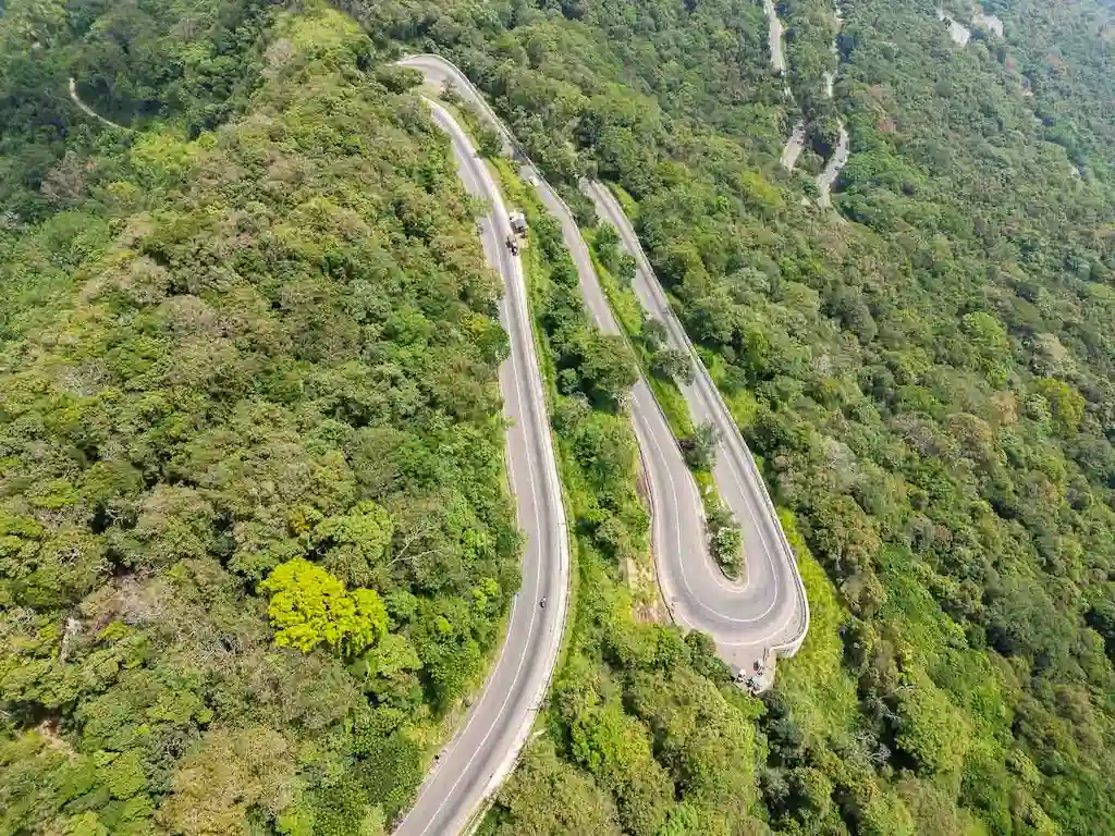 18 Bend road in Sri Lanka 18 Bend Road Sri Lanka | Backpacking in Sri Lanka