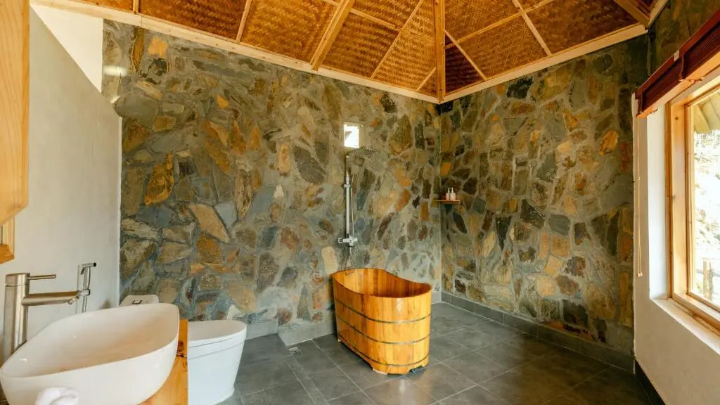 The stunning Spa bathroom in the supan ecolodge suite bungalow with view of the mountains