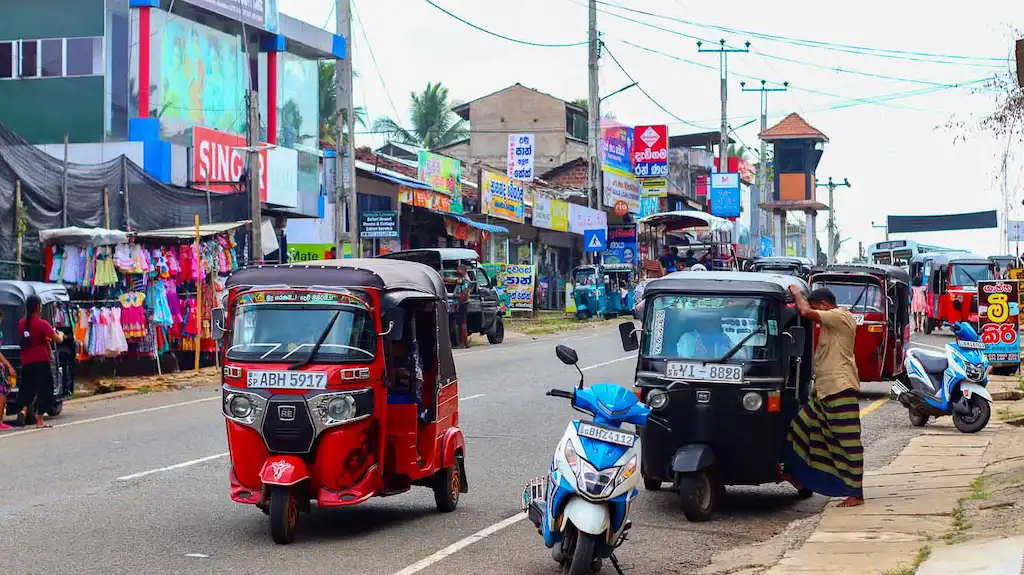 Sri Lanka roads and tuktuks Sri Lanka roads and tuktuks | How to get around Sri Lanka