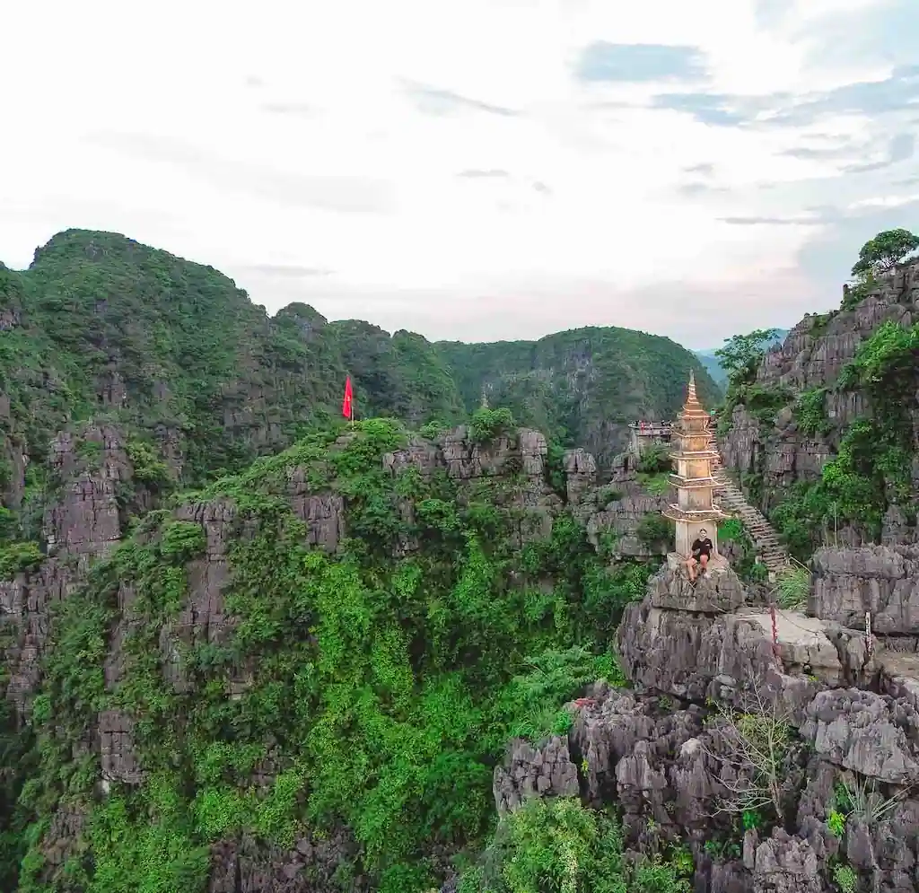I reached the top of the Second viewpoint of Hang Mua opposite to the dragon statue and stand on the pagoda