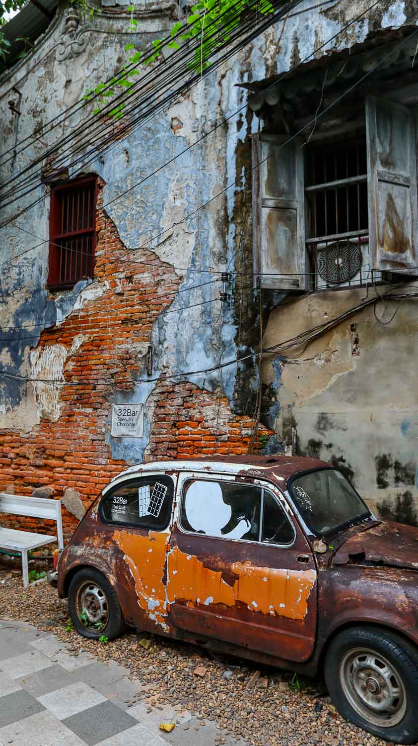 Rusty car in Talat Noi next to the newest cafe - 32 bar specialty chocolate