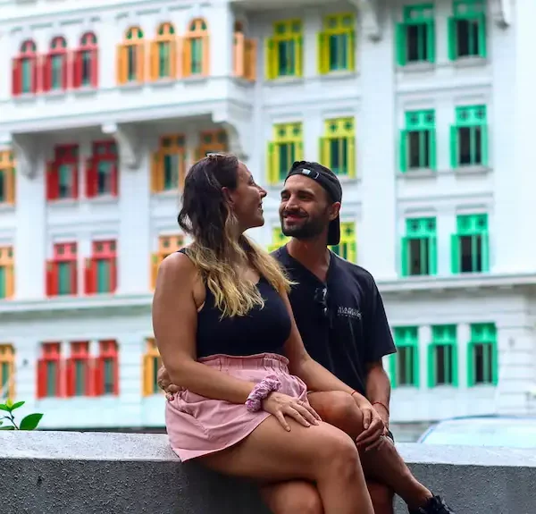 The old police station of Singapore, colourful and post colonial architecture is the perfect backdrop for couple pictures