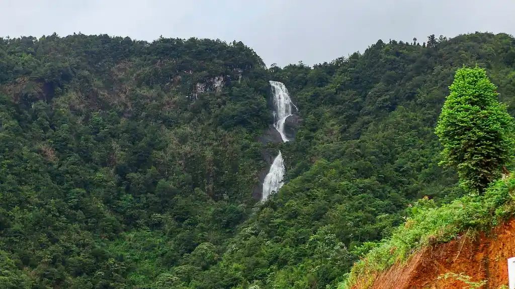 The Silverwaterfall is so big that is visible from the road on the top of the 200 metres drop