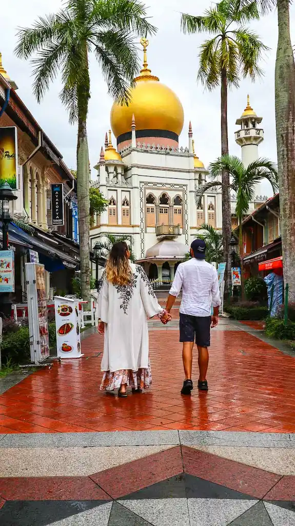 Sultan Mosque - Toti and Ale walking along the street