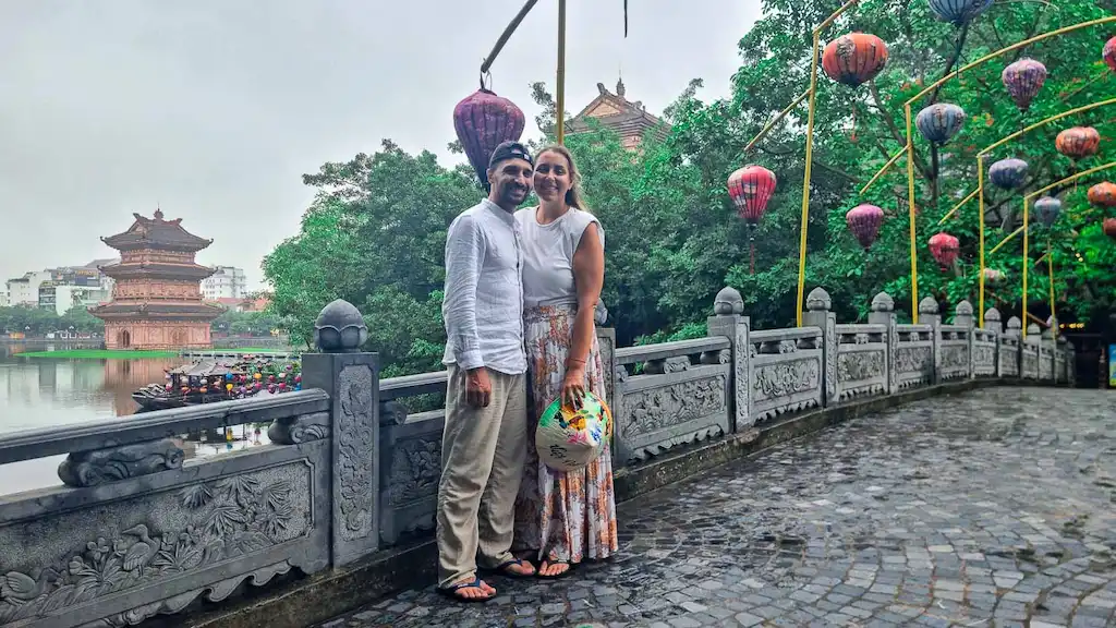 Toti and Ale walking on the bridge in Ninh Binh