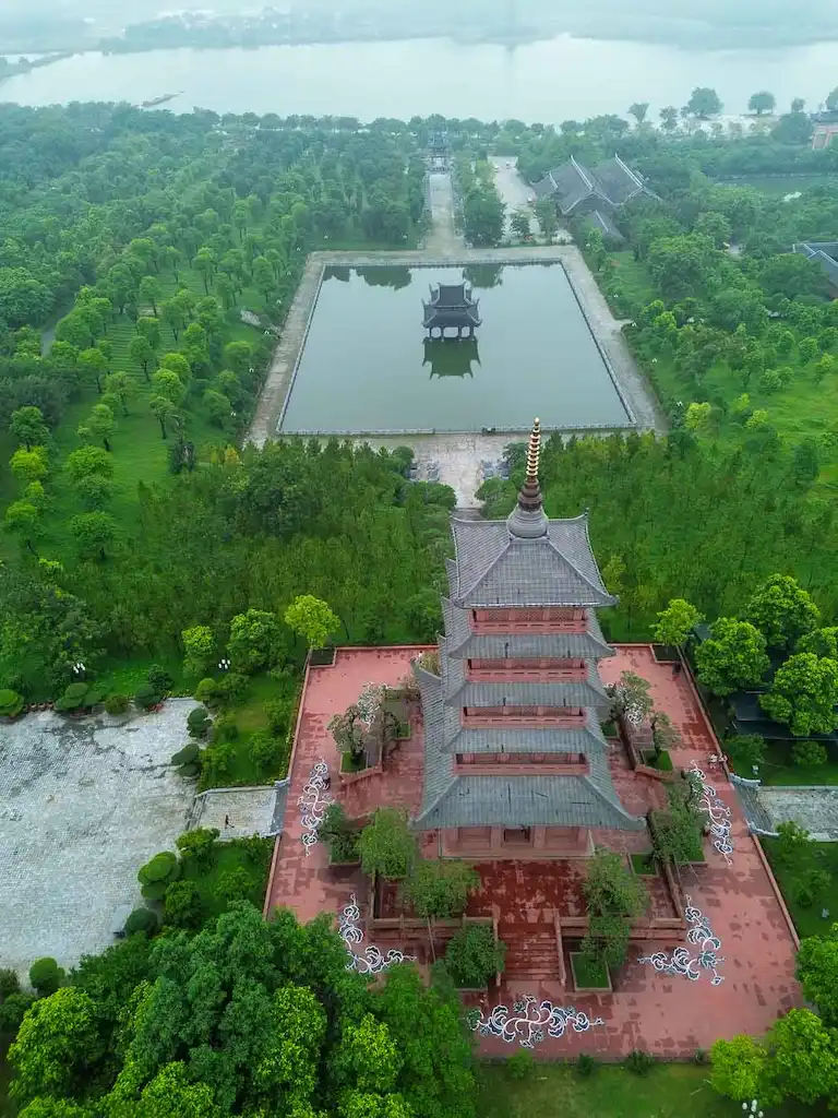 Visiting the temple complex in Ninh Binh - Vietnam budget per day