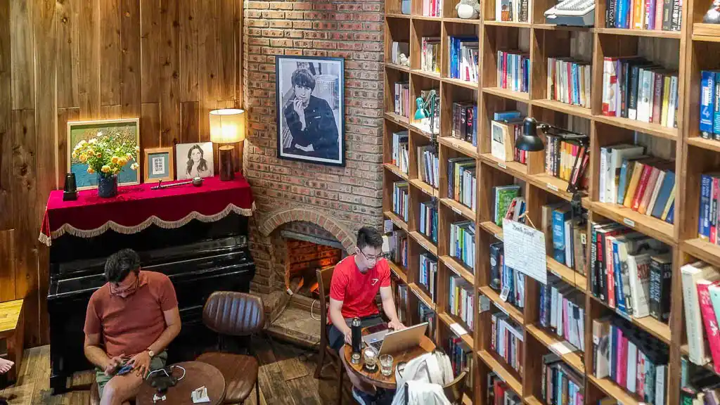 Tranquil book and coffee in Hanoi - Cutest coffee place in Hanoi 