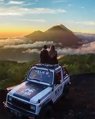 Romantic spots in Bali - Sunset on the beach, Toti and Ale walking along the beach