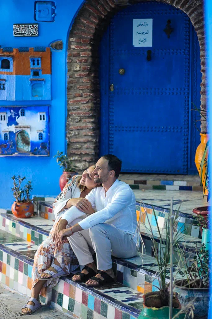Cute streets of Chefchaouen - Toti and Ale sitting on the cute stairs