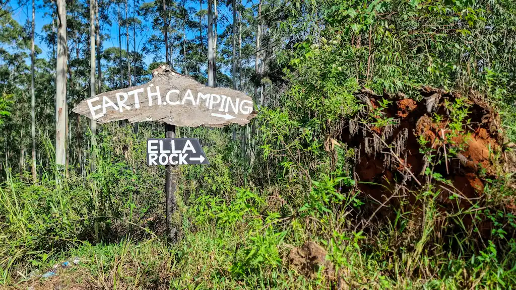 Signpost to Ella Rock Trail on the pekoe trail from Makulella to Ella