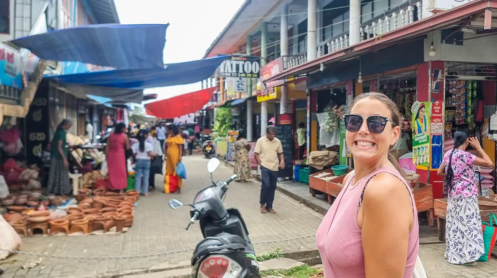 Visiting the marekt in Hiriketiya - Buying fresh fruit and veggies from the market behind the bus station