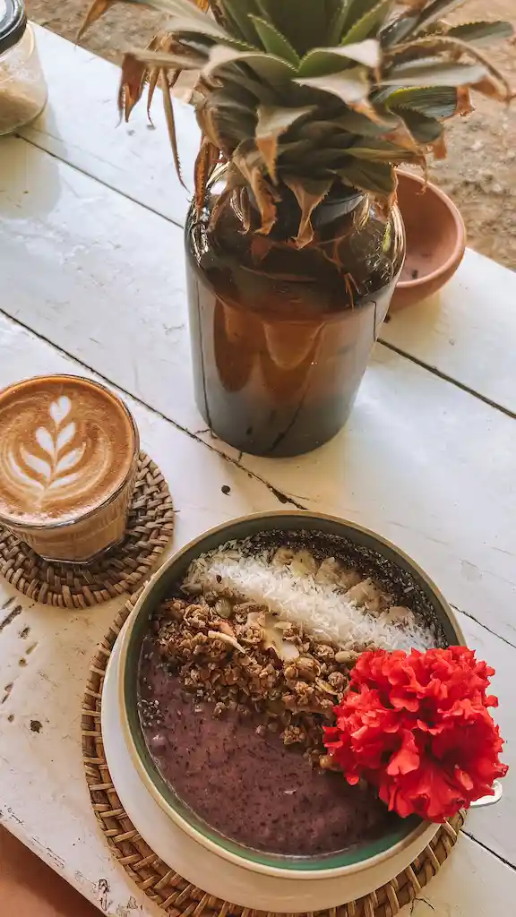 The cutest smoothie bowl from Duni hoppers in Hirikeitiya - best cafes in Hiriketiya