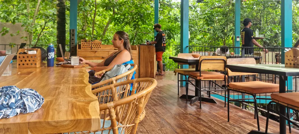 Digital nomads in Hiriketiya - Ale working from Dots Bay