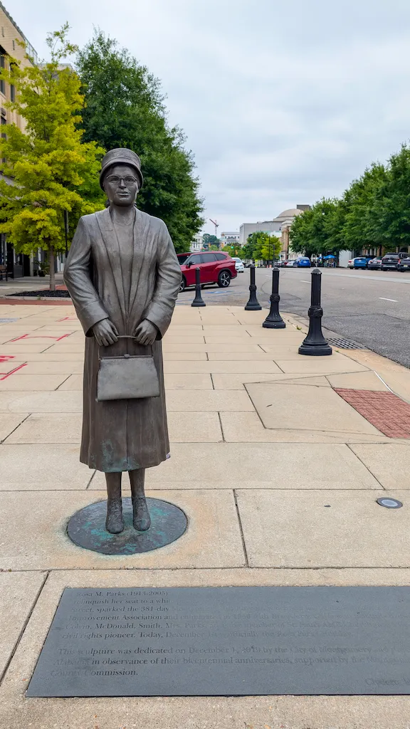 Rosa Parks museum - The statue of Rosa Park at the bus stand