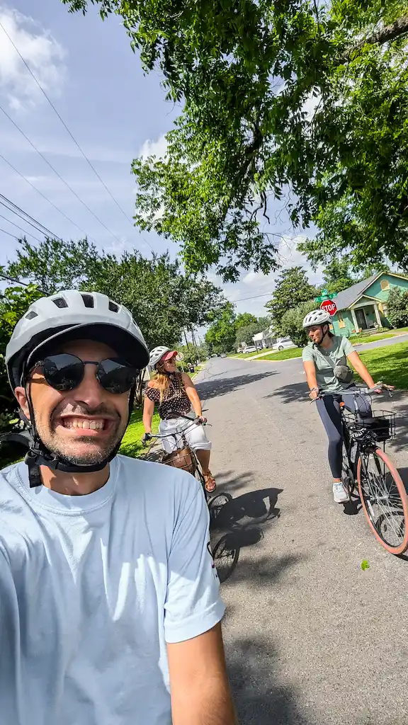 Selfie on the bikes in Lafayette - Toti in front of the camera with Ellie and the girl from the tourism board