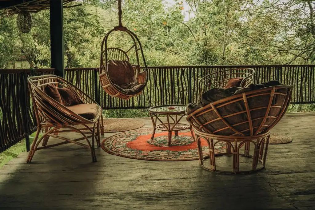 The cosy balcony of Arawe retreat right in the forest of Ella